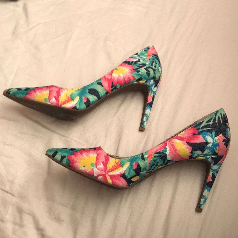 BCBGeneration 4 inch pumps